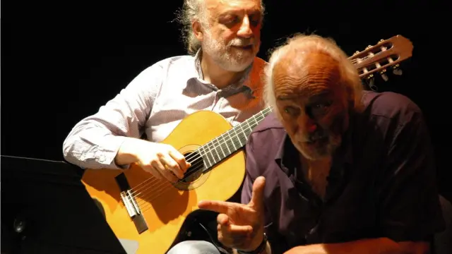 El actor Héctor Alterio derecha, junto al guitarrista José Luis Merlín, durante el espectáculo.