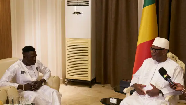 El presidente de Mali, Ibrahim Boubacar Keita, con Mamadou Gassama, conocido como "el Spiderman maliense"