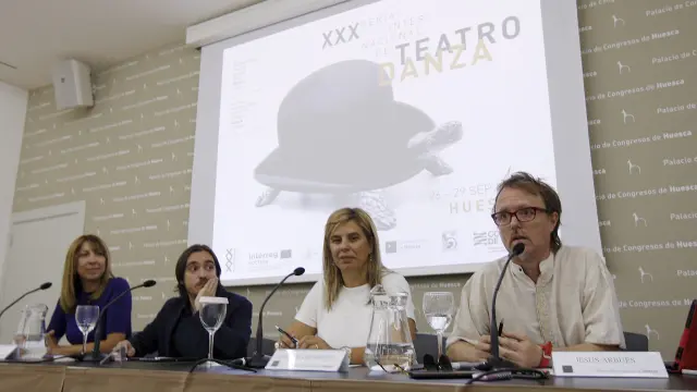 Jesús Arbués, primero por la derecha, en la presentación de la XXX Feria de Teatro y Danza con representantes institucionales.
