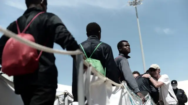 Parte de los migrantes que transportaba el Aquarius desembarcando el pasado domingo en el puerto de Valencia.