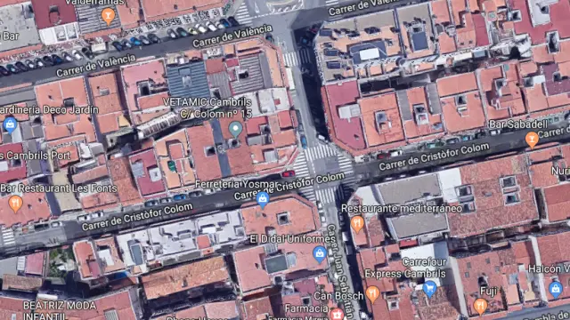 El hombre yacía inconsciente en la calle Colom, cerca de la calle Juan Sebastián Elcano de Cambrils.