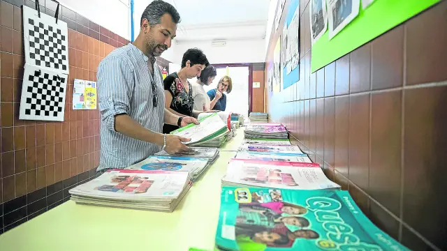 Los miembros de la ampa del colegio Puerta de Sancho preparan algunos de los libros donados estos días.