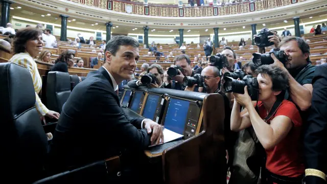 Sánchez, fotografiado por la prensa antes de su primera sesión de control en el Congreso.