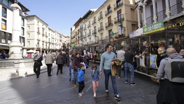 Turistas en la plaza del Torico de Teruel