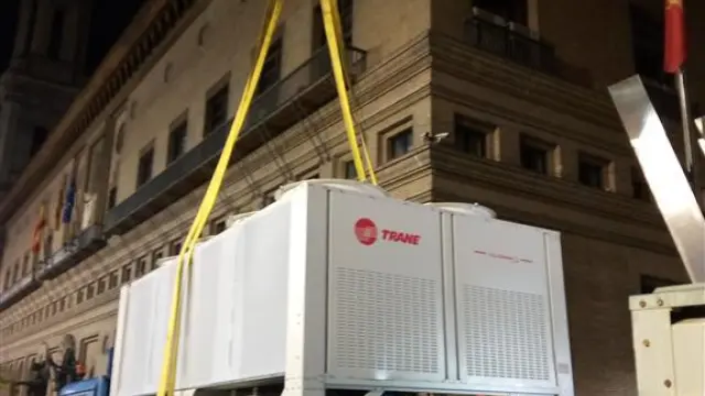 La máquina de climatización se descargó ayer en la plaza del Pilar.