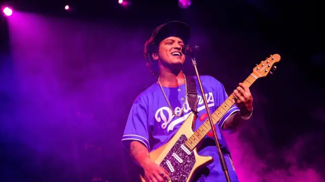 Mars sobre el escenario con una camiseta de Los Angeles Dodgers