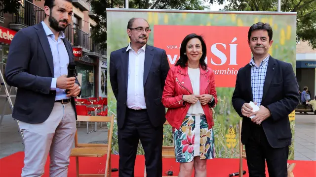 El alcalde de Huesca junto a Margarita Robles, Javier Lambán y Gonzalo Palacín en un acto electoral en Huesca hace dos años.