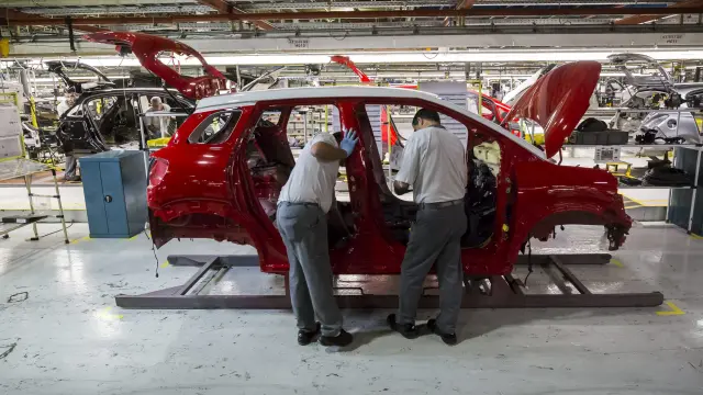 Un operario trabajando en la fábrica de Opel Figueruelas dentro de cuyas instalaciones desarrollan su trabajo los empleados de Android