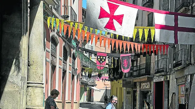La calle de la Rúa preparada con banderines e insignias.