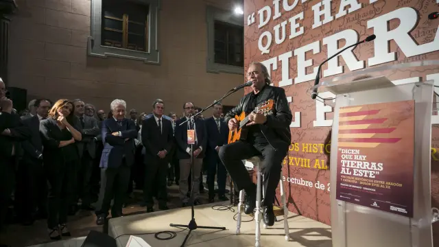 Joan Manuel Serrat visitó, y cantó, en la muestra 'Dicen que hay tierras al este'.