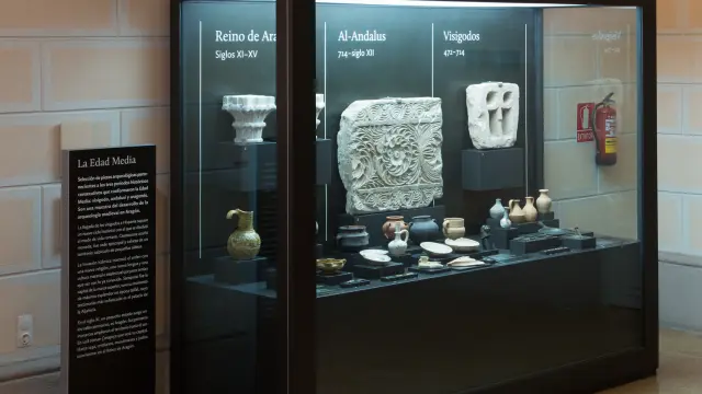 La nueva vitrina de arqueología medieval del Museo de Zaragoza