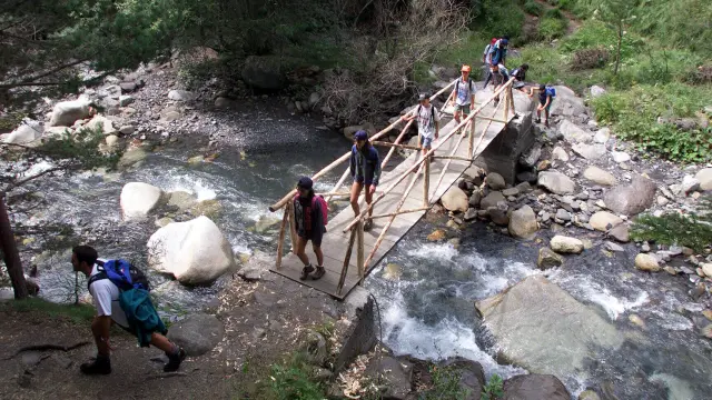 Un grupo de jóvenes, de excursión en el Pirineo