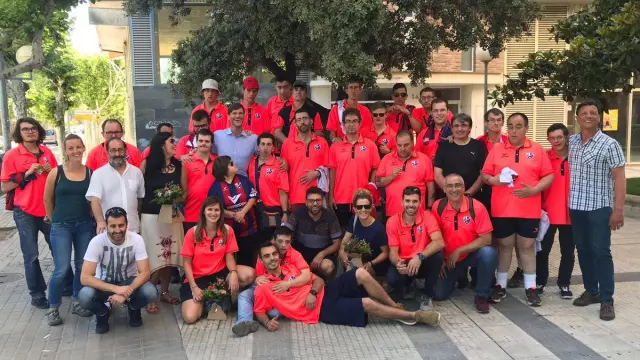 Foto de grupo con los participantes en la comida final de temporada de la SD Huesca de la Liga Genuine.