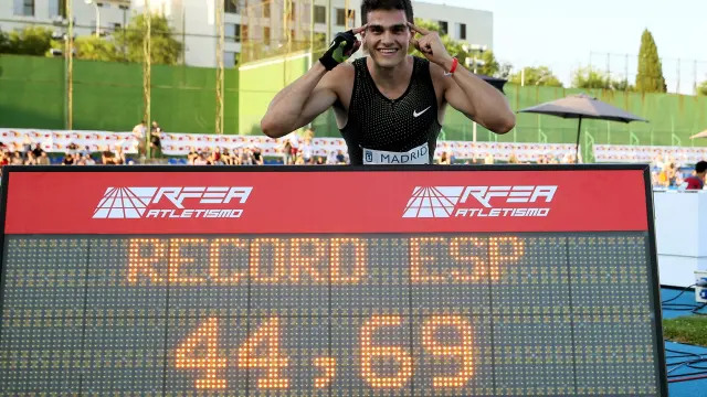 El atleta Bruno Hortelano celebra su victoria y su récord.
