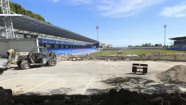 El gol sur ha sido demolido para levantar una nueva grada cubierta que hará que el aforo supere los 7.000 espectadores.