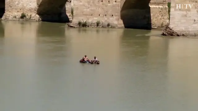 Los dos pescadores junto al puente de Piedra de la capital aragonesa