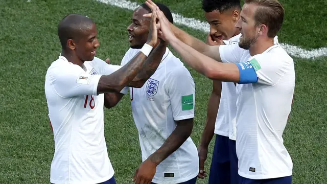 Inglaterra celebra el gol.