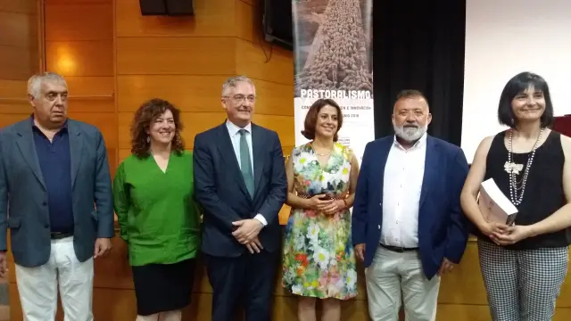 El consejero de Desarrollo Rural junto a la alcaldesa de Teruel y otras autoridades