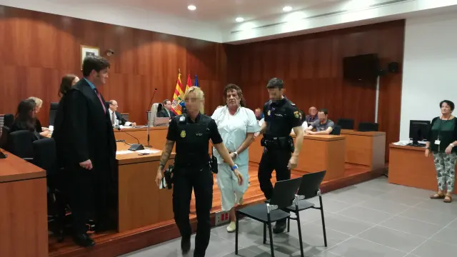Cecilio Giménez es conducido por la Policía a los calabozos tras escuchar el veredicto.
