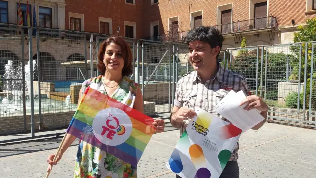 La alcaldesa de Teruel y el portavoz de la asociación Lavanda, en la presentación del Desfile del Orgullo.
