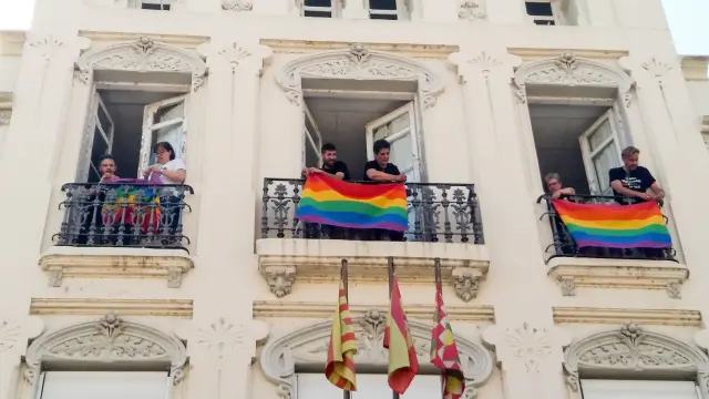Las banderas con los colores arcoiris ya ondean en los balcones del Casino.