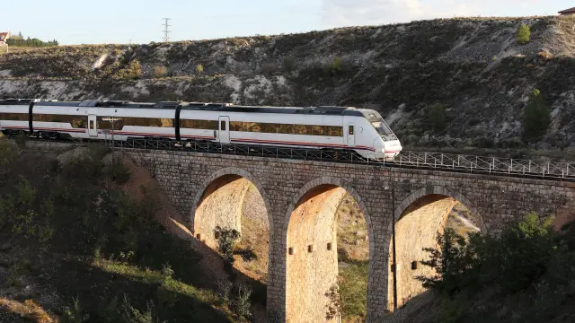 Un tren de viajeros circula por el puente de la Rambla, cerca de la capital turolense