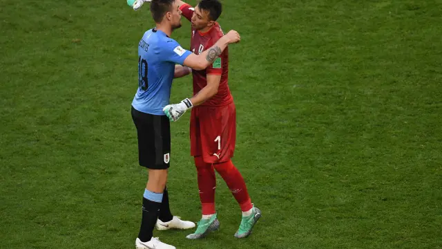 El defensa uruguayo Sebastián Coates se abraza con el portero Fernando Mulera al final del partido.