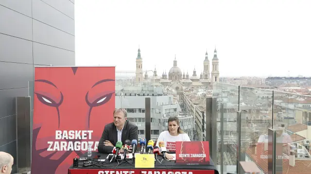 El gerente de Basket Zaragoza, Predrag Savovic, y la responsable de márketing del club, Alodia Villar, en el hotel Alfonso, escenario este martes de la presentación de la campaña de abonados