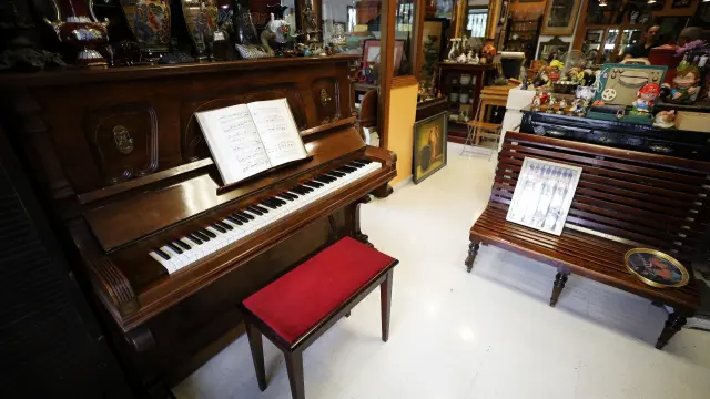 El piano de Trinidad Castillo, en la tienda de antigüedades  El Desván de Indi