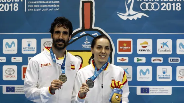 Pablo Abián posa con su medalla de oro junto a Beatriz Corrales, ganadora de la plata en categoría femenina.