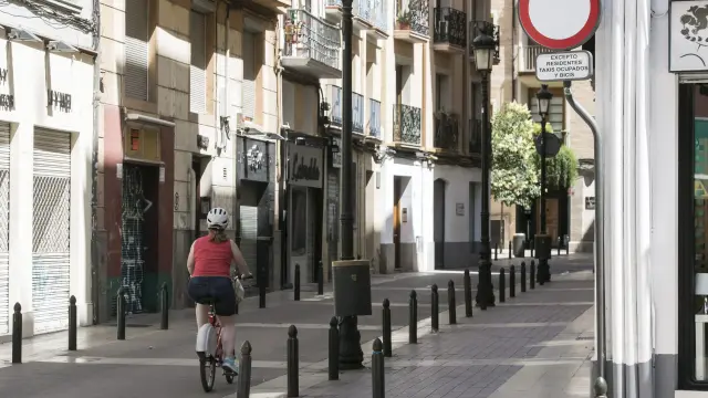 Una ciclista, este martes, a su paso por la calle de Méndez Núñez, junto a una de las señales que permite el acceso de bicicletas y que se retirará en los próximos días.