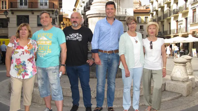 El concejal de fiestas y colaboradores del pañuelico solidario en la plaza del Torico.