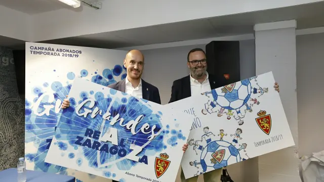 El vicepresidente del Real Zaragoza, Fernando Sainz de Varanda, y el director de márquetin del club, Carlos Arranz, durante la presentación de la campaña