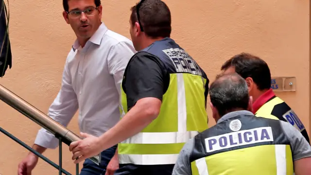 Jorge Rodríguez, custodiado por agentes de la UDEF en el Ayuntamiento de Ontinyent.