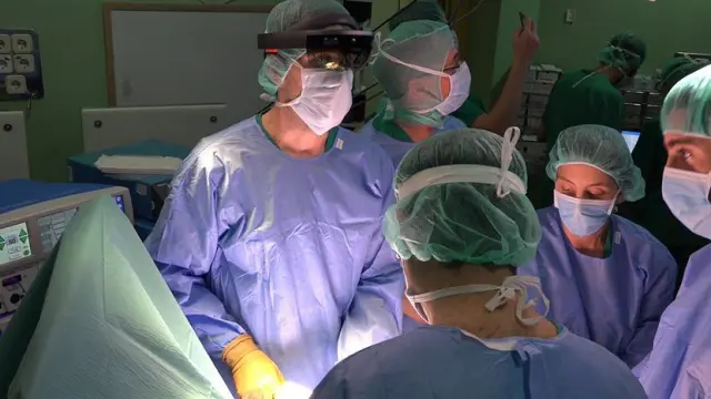 Un cirujano, con las gafas HoloLens, en una intervención.