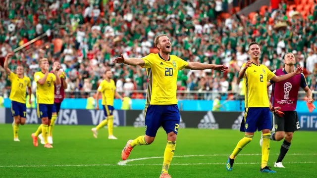 Los suecos celebran un gol.