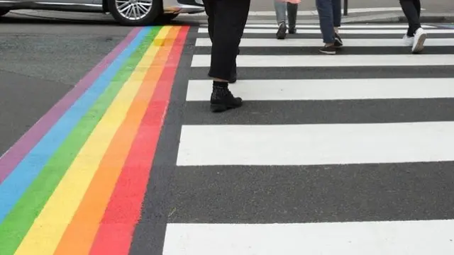 Los pasos de cebra con la bandera gay adornan ya algunas calles del barrio del Marais.