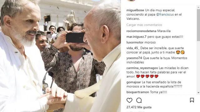 El papa Francisco saluda a Miguel Bosé.