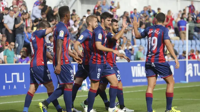 Varios jugadores de la SD Huesca, con Melero en el centro, celebran un gol.
