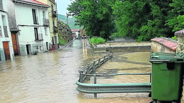 El Guadalope inundó las calles del barrio bajo de Aliaga