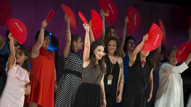 La gala terminó con un grupo de mujeres del cine y participantes en la entrega de premios moviendo abanicos rojos en favor de la igualdad de las mujeres.