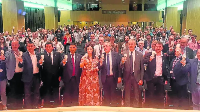 Brindis de los asistentes al Congreso Internacional del Terroir con el que se inauguró el encuentro en el Patio de la Infanta de Ibercaja en Zaragoza.