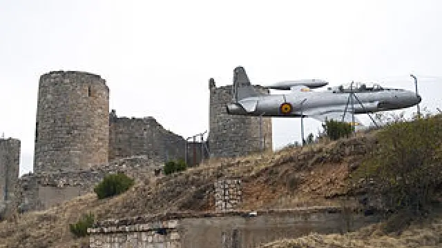 Castillo De_Coruña Del Conde, avión conmemorativo
