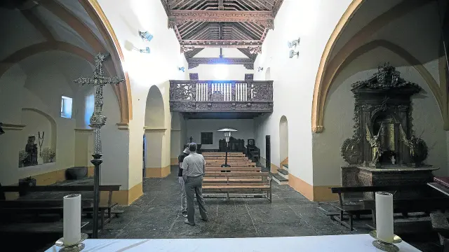 Vista del artesonado del techo y el coro de la iglesia de Santa María desde su altar.