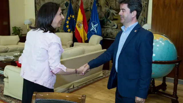 La ministra de Defensa, Margarita Robles, saluda al alcalde de Huesca, Luis Felipe.