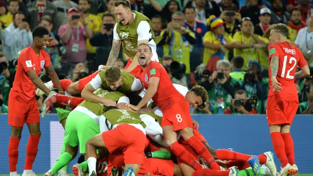 Jugadores de Inglaterra celebrando la victoria sobre Colombia.