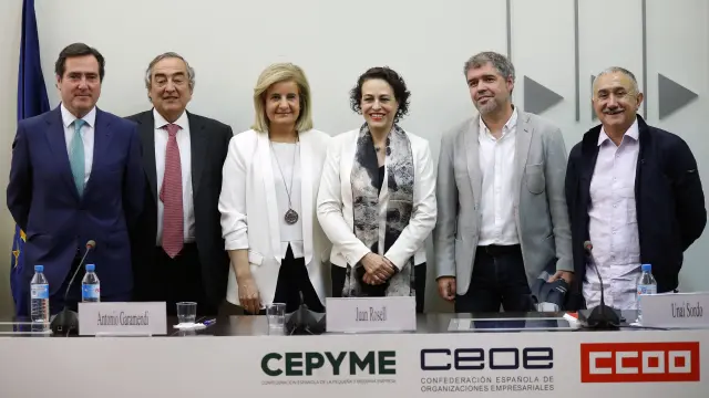 Representantes de CEOE, Cepyme, UGT y CC. OO. tras la firma del pacto salarial