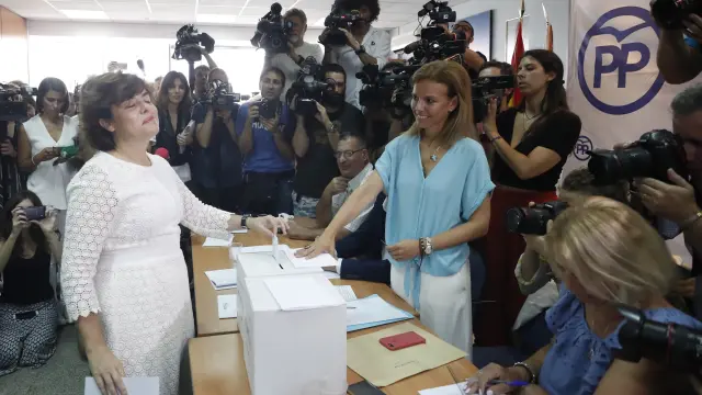 La candidata a la presidencia del PP Soraya Saenz de Santamaría vota en las primarias en la sede del distrito de Salamanca en Madrid