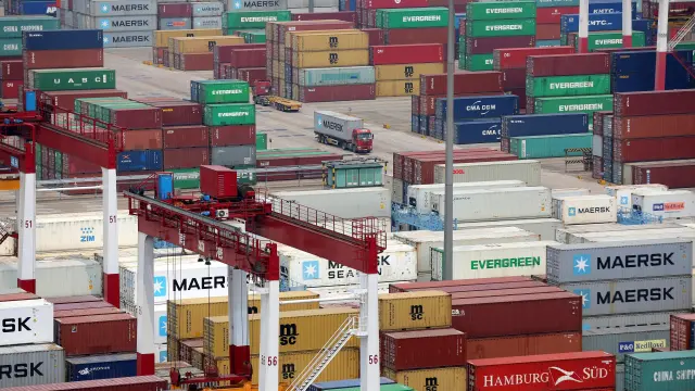 Contenedores llenos de productos para exportar en un puerto de China