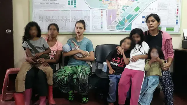 Patricia Aguilar junto a otras mujeres y niños rescatados.